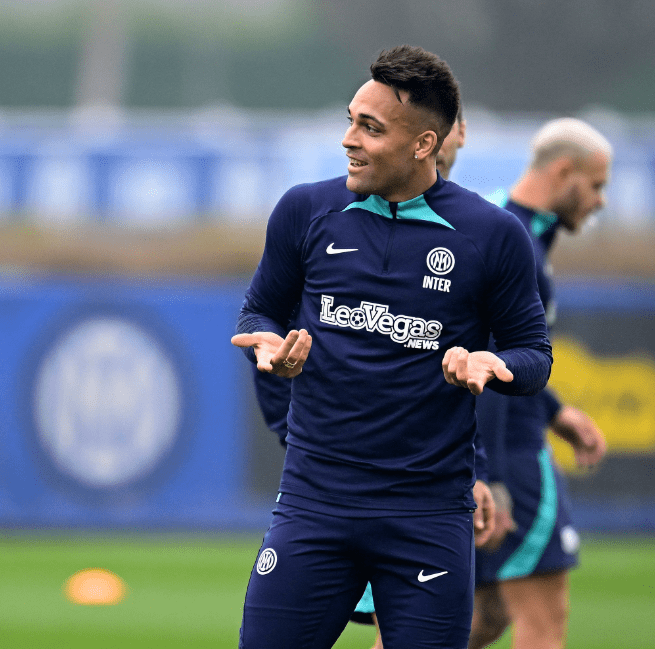 Jiuyou Sports-今晨波尔图调整名单以备足总杯赛后那不勒斯备战德甲，上海海港窗口期完成体检瞬间刷屏(上海海港夏窗调整)