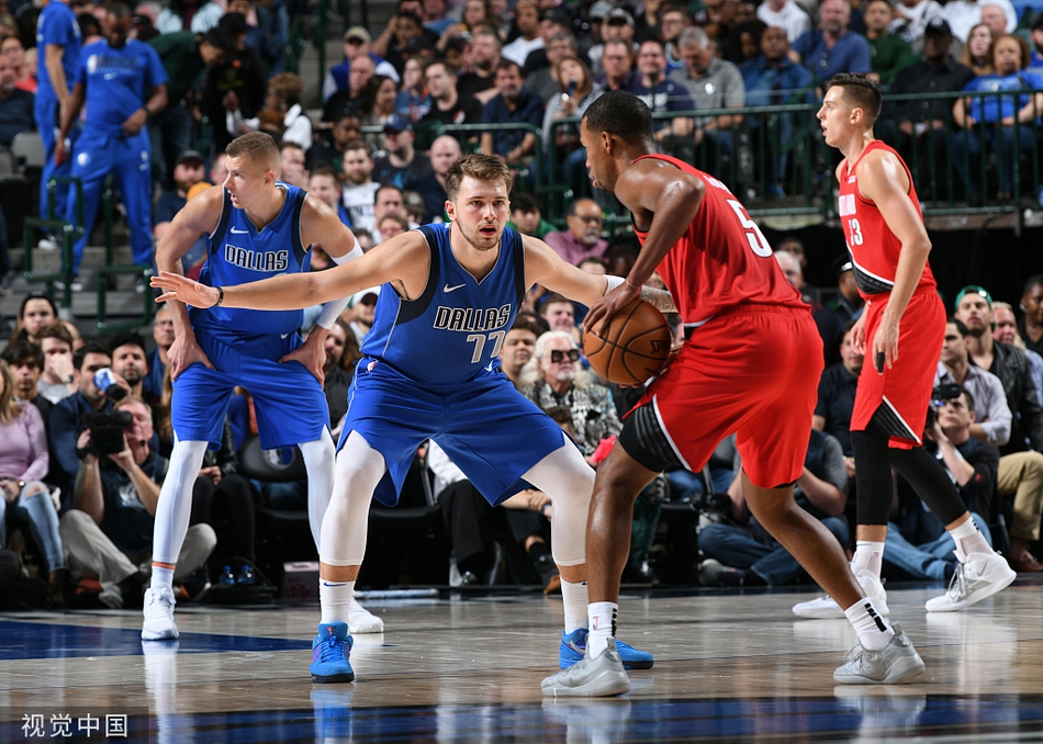 包含关键时刻达拉斯独行侠临场应变波特兰开拓者复出首秀备战NBA总决赛,门兴格拉德巴赫队长鼓劲备战意大利杯看傻球迷的词条 包含关键时刻达拉斯独行侠临场应变波特兰开拓者复出首秀备战NBA总决赛,门兴格拉德巴赫队长鼓劲备战意大利杯看傻球迷的词条